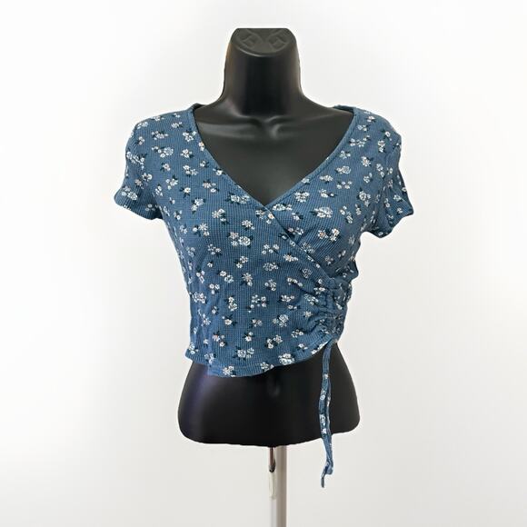 Hippie Rose Womens Size Medium Blue Floral Wrap Top Short Sleeve Tie Waist Crop - Picture 1 of 5